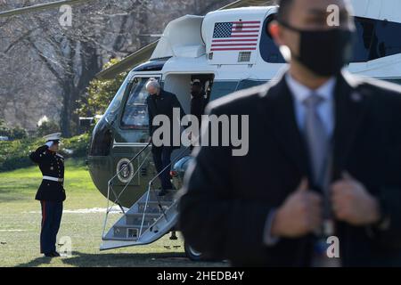 Washington, Stati Uniti. 10th Jan 2022. Il Presidente DEGLI STATI UNITI Joe Biden arriva oggi alla Casa Bianca il 10 gennaio 2022 alla Casa Bianca/South Lawn a Washington DC, USA. (Foto di Lenin Nolly/Sipa USA) Credit: Sipa USA/Alamy Live News Foto Stock