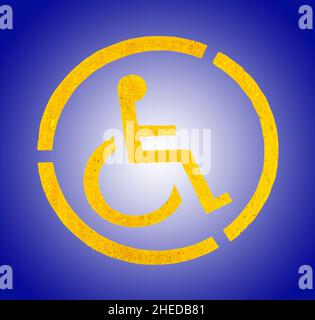 Cartello di parcheggio giallo per disabili su asfalto, persone con disabilità Foto Stock