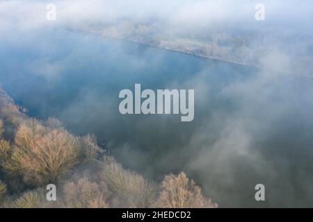 Questa foto di paesaggio è stata scattata in Europa, in Francia, nella regione del Centro, nel Loiret, nei pressi di Orleans, in inverno. Possiamo vedere la nebbia sopra la Loira, Foto Stock