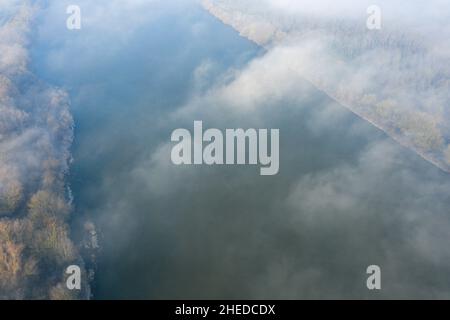 Questa foto di paesaggio è stata scattata in Europa, in Francia, nella regione del Centro, nel Loiret, nei pressi di Orleans, in inverno. Possiamo vedere la Loira nella nebbia, u Foto Stock