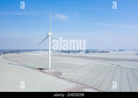 Questa foto di paesaggio è stata scattata in Europa, Francia, Normandia, tra Dieppe e Fecamp, in inverno. Vediamo una turbina eolica nel mezzo di un campo nevoso Foto Stock