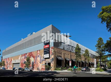 Esterno dell'edificio e paesaggio urbano. Marrickville Metro, Sydney, Australia. Architetto: Hames Sharley, 2021. Foto Stock