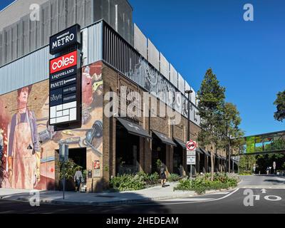 Esterno dell'edificio e paesaggio urbano. Marrickville Metro, Sydney, Australia. Architetto: Hames Sharley, 2021. Foto Stock