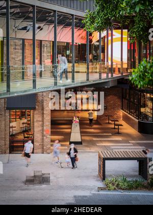 Collegamento pedonale tra il centro commerciale e il parcheggio. Marrickville Metro, Sydney, Australia. Architetto: Hames Sharley, 2021. Foto Stock