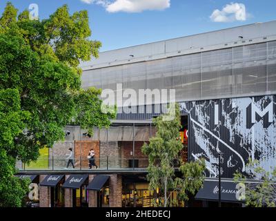 Collegamento pedonale tra il centro commerciale e il parcheggio. Marrickville Metro, Sydney, Australia. Architetto: Hames Sharley, 2021. Foto Stock