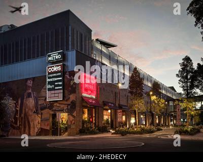 Esterno dell'edificio e paesaggio urbano. Marrickville Metro, Sydney, Australia. Architetto: Hames Sharley, 2021. Foto Stock