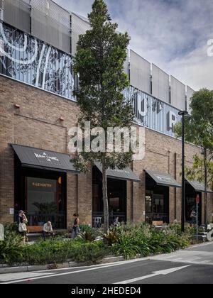 Paesaggio urbano e facciata dell'edificio. Marrickville Metro, Sydney, Australia. Architetto: Hames Sharley, 2021. Foto Stock