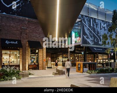 Ingresso principale con ponte pedonale che collega il centro commerciale e il parcheggio soprastante. Marrickville Metro, Sydney, Australia. Architetto: Hames Sharley, Foto Stock