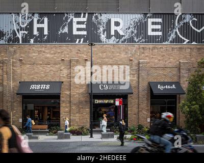 Paesaggio urbano e facciata dell'edificio. Marrickville Metro, Sydney, Australia. Architetto: Hames Sharley, 2021. Foto Stock