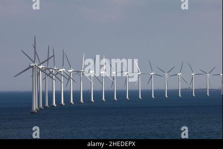 Turbine eoliche offshore in avvicinamento a Copenaghen, Danimarca Foto Stock