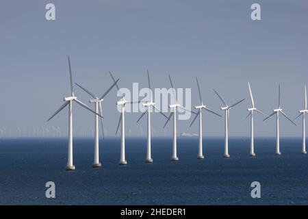 Turbine eoliche offshore in avvicinamento a Copenaghen, Danimarca Foto Stock