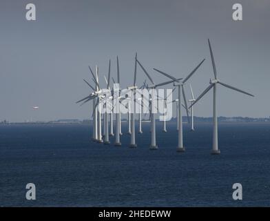 Turbine eoliche offshore in avvicinamento a Copenaghen, Danimarca Foto Stock