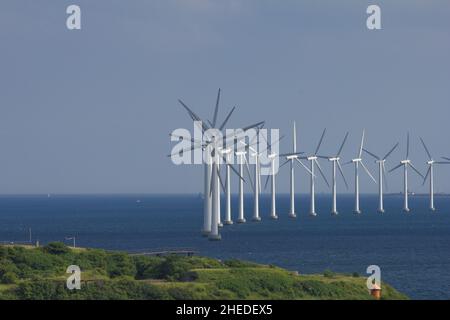 Turbine eoliche offshore in avvicinamento a Copenaghen, Danimarca Foto Stock