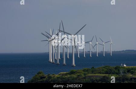 Turbine eoliche offshore in avvicinamento a Copenaghen, Danimarca Foto Stock