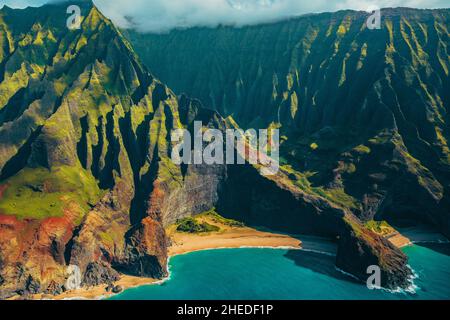 Hawaii Kauai Na Pali costa paesaggio vista aerea da elicottero. Natura costa montagne drammatiche con appartata popolare attrazione turistica spiaggia Foto Stock