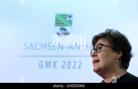 Magdeburg, Germania. 10th Jan 2022. Petra Grimm-Benne (SPD), Ministro della Sanità in Sassonia-Anhalt, ha comunicato una dichiarazione stampa dopo una videoconferenza della Conferenza dei Ministri della Salute. I ministri federali e statali della Sanità dovrebbero discutere di una possibile quarta vaccinazione contro il coronavirus nella loro prima riunione regolare di quest'anno. Credit: Ronny Hartmann/dpa/Alamy Live News Foto Stock