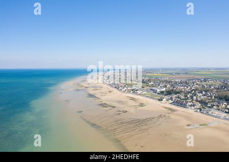 Questa foto di paesaggio è stata scattata in Europa, Francia, Normandia, Arromanches les Bains, in estate. Possiamo vedere la spiaggia di Juno e la città di Bernieres sur Mer, Foto Stock