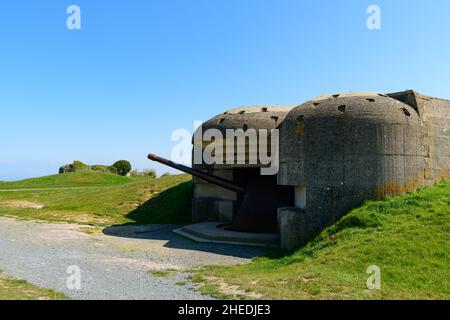 Questa foto di paesaggio è stata scattata in Europa, in Francia, in Normandia, verso Arromanches, a Longues sur Mer, in primavera. Vediamo un cannone dal Lon Foto Stock