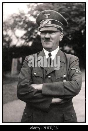 Adolf Hitler in uniforme WW2 con le braccia ripiegate, all'esterno con espressione sorridente sicura 1930s/1940s seconda Guerra Mondiale Foto Stock