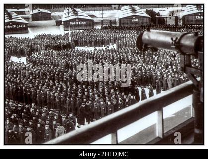 Sachsenhausen WW2 SS Propaganda immagine del famoso campo di concentramento di Sachsenhausen, a nord di Oranienburg, che, insieme ai suoi 50 campi satellite, ha fornito all'industria degli armamenti della Germania settentrionale manodopera a basso costo per gli schiavi, in particolare durante la seconda guerra mondiale. I prigionieri in uniforme del campo hanno richiamato l'attenzione per il tally e il roll call. 1941 Germania nazista Foto Stock