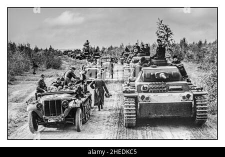 OPERAZIONE BARBAROSSA WW2 Una colonna di forze corazzate della Germania nazista, tra cui i carri armati PzKpfw III Ausf G su una strada forestale sul fronte est di Mosca. 1941 Russia Sovietica operazione Barbarossa, nome originale operazione Fritz, durante la seconda guerra mondiale, nome in codice per l'invasione tedesca dell'Unione Sovietica, che è stato lanciato il 22 giugno 1941. Il fallimento delle truppe tedesche a sconfiggere le forze russe sovietiche nella campagna ha segnato un punto di svolta cruciale nella guerra. Foto Stock