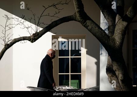 Washington, DC, Stati Uniti. 10th Jan 2022. Il presidente degli Stati Uniti Joe Biden arriva all'ufficio ovale della Casa Bianca dopo essere arrivato su Marine One a Washington, DC, Stati Uniti, lunedì 10 gennaio, 2022. Nel fine settimana Biden ha chiesto di vigilare per proteggere la democrazia degli Stati Uniti mentre cerca di rallatare i democratici dietro la legislazione sui diritti di voto. Credit: Al Drago/Pool via CNP/dpa/Alamy Live News Foto Stock