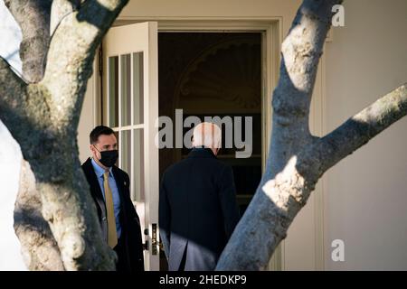 Washington, DC, Stati Uniti. 10th Jan 2022. Il presidente degli Stati Uniti Joe Biden arriva all'ufficio ovale della Casa Bianca dopo essere arrivato su Marine One a Washington, DC, Stati Uniti, lunedì 10 gennaio, 2022. Nel fine settimana Biden ha chiesto di vigilare per proteggere la democrazia degli Stati Uniti mentre cerca di rallatare i democratici dietro la legislazione sui diritti di voto. Credit: Al Drago/Pool via CNP/dpa/Alamy Live News Foto Stock