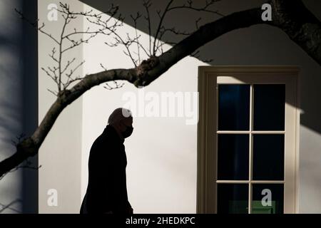 Washington, DC, Stati Uniti. 10th Jan 2022. Il presidente degli Stati Uniti Joe Biden arriva all'ufficio ovale della Casa Bianca dopo essere arrivato su Marine One a Washington, DC, Stati Uniti, lunedì 10 gennaio, 2022. Nel fine settimana Biden ha chiesto di vigilare per proteggere la democrazia degli Stati Uniti mentre cerca di rallatare i democratici dietro la legislazione sui diritti di voto. Credit: Al Drago/Pool via CNP/dpa/Alamy Live News Foto Stock