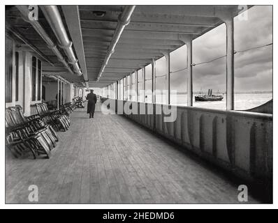 RMS Titanic's Port Side A-Deck Promenade con ufficiale a piedi sul ponte Data 11 aprile 1912 Foto Stock