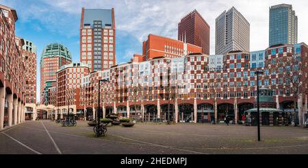 gennaio 2022, Panorama di edifici famosi a l'Aia, nei Paesi Bassi. Gli edifici sullo sfondo sono la torre di Zurigo, Castalia e il JUB Foto Stock