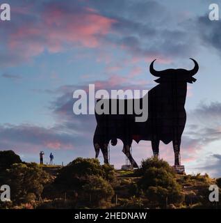 Un segno Osborne Black Bull sopra Los Boliches, Costa del Sol, Provincia di Malaga, Andalusia, Spagna meridionale. Il segno di toro è stato originariamente creato per l'annuncio Foto Stock