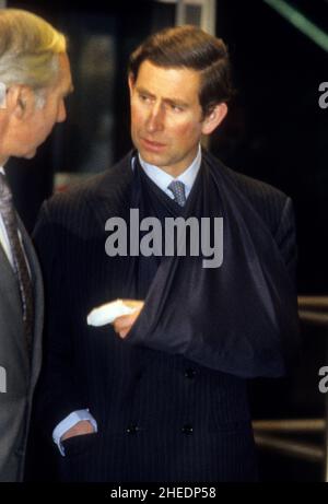 Il principe Carlo con il braccio in una fionda all'apertura del terminal dell'aeroporto di Heathrow 4 martedì 1st aprile 1986, Foto Stock