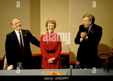Il leader del partito laburista Neil Kinnock con sua moglie Glenys e Roy Hattersley alla Conferenza del partito laburista Foto Stock