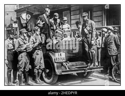 Confisca dei libri nazisti 1930s censura di controllo di Propaganda nazista i libri ritenuti "non tedeschi" sono stati confiscati, caricati in un'auto e portati via dallo Sturmabteilung nazista per l'incenerimento all'Opernplatz di Berlino in Germania Foto Stock