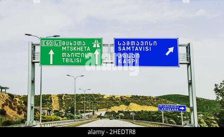 2019 07 22 Gori Georgia - la strada da Tbilisi a Gori corre nei pressi del territorio russo dell'Ossezia del Sud e l'uscita contrassegnata da cartelli blu finisce per salire Foto Stock