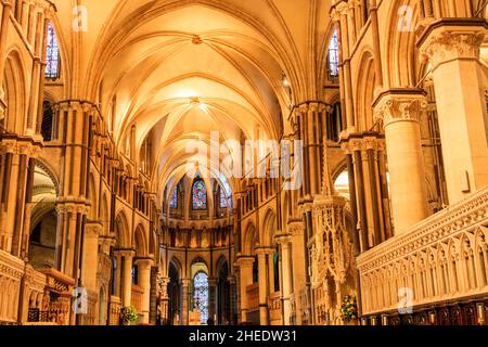 Interno della Cattedrale di Canterbury. Il Quire fino alla Cappella della Trinità che mostra l'architettura delle colonne e la struttura a volta del tetto. Foto Stock