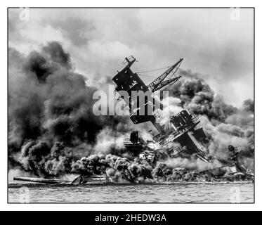 PEARL HARBOR ATTACK attacco aereo giapponese a Pearl Harbor 7th dicembre 1941 USS Arizona Battleship BB-39 Battleship sul fuoco e affondare Foto Stock