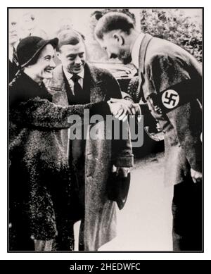 Adolf Hitler saluta il Duca e la Duchessa di Windsor alla fine del loro tour della Germania meridionale il tour culminò il 22 ottobre 1937 quando incontrarono Hitler al Berghof. Hitler aveva espresso il desiderio di incontrare il Duca. Il Duca e la Duchessa dovevano attendere prima che Hitler fosse pronto a vederli, anche se, dice Vickers, era in un umore geniale quando lo fece. I due uomini hanno avuto un'ora di discussione, con Hitler che fa la maggior parte del parlare il Duca è noto per aver incoraggiato Hitler nella desiderata espansione territoriale della Germania nell'Europa centrale e orientale. Il verbale della riunione sembra essere stato perso, Foto Stock