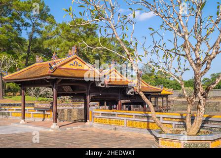 Hue, Vietnam - 22 novembre 2019: Le architetture del Mausoleo imperiale di Tu Duc Foto Stock