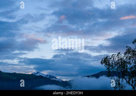 Questa foto di paesaggio è stata scattata in Europa, in Francia, nelle Alpi, verso Chamonix, in estate. Vediamo le nuvole al tramonto sopra le montagne nel Foto Stock