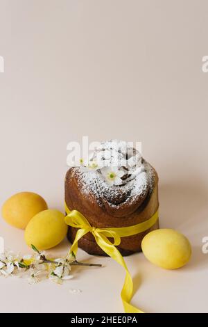 Torta di Pasqua kraffin con cannella e zucchero in polvere. Primo piano di una torta fatta in casa con uova di colore giallo e quaglia Foto Stock