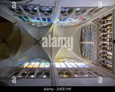 Soffitto della cattedrale di Tours con vetrate colorate Foto Stock