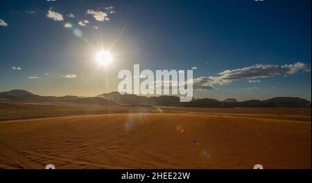 Incantevole paesaggio di sabbia rossa nel deserto di Wadi Rum in Giordania Foto Stock