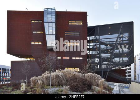 WU (Wirtschaftsuniversität Wien) Università di Economia e Commercio. Edificio del centro di insegnamento con facciata in ferro intemperiato a Vienna in Austria. Foto Stock