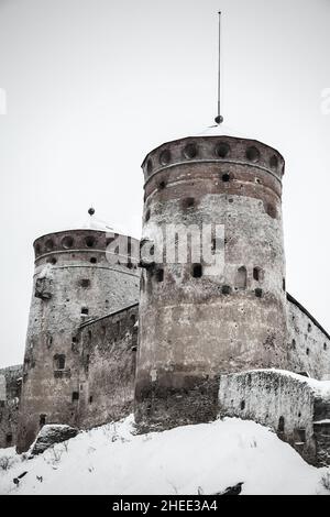 Olavinlinna.15th-secolo castello a tre torri situato a Savonlinna, Finlandia. La fortezza fu fondata da Erik Axelsson Tott nel 1475. Foto verticale Foto Stock