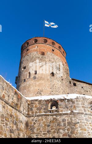 Olavinlinna è sotto il cielo blu, foto verticale. Si tratta di un castello a tre torri del 15th secolo situato a Savonlinna, in Finlandia. La fortezza fu fondata da Eri Foto Stock