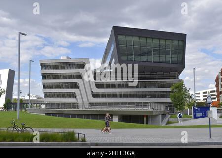 Biblioteca e Learning Center di Zaha Hadid Architects, edificio moderno esterno. Università di Economia e Commercio a Vienna Austria. Foto Stock