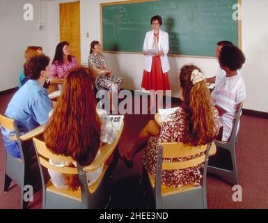 Springfield, Missouri, USA 16 settembre 1995: Gli studenti delle scuole infermieristiche ricevono l'istruzione in un ambiente di classe piccolo. Foto Stock