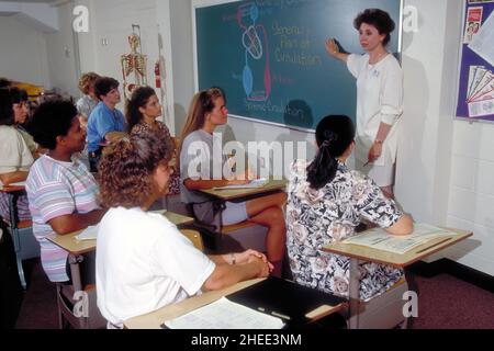 Springfield, Missouri, USA 16 settembre 1995: Gli studenti delle scuole infermieristiche ricevono l'istruzione in un ambiente di classe piccolo. Foto Stock