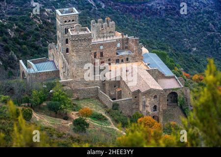 Sant Pere de Rodes con il suo villaggio nella valle sottostante. In alto sulle montagne questo ex monastero benedettino ora restaurato come un museo galleggia sopra Foto Stock